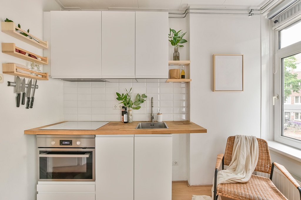 Cocina en blanco y madera