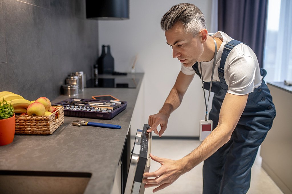 Instalador de cocinas haciendo su trabajo