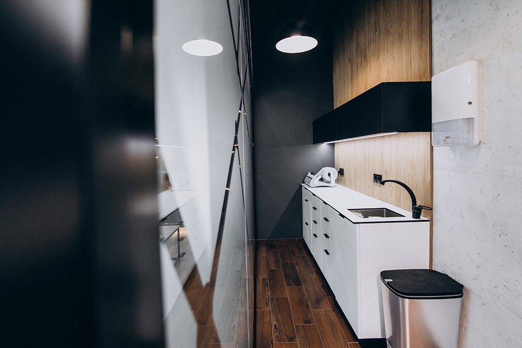 Cocina en apartamento con salón-cocina y separada por una cortina de cristal