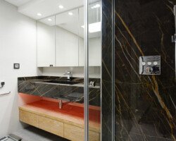 Baño moderno con piedra gris oscuro veteada en beig