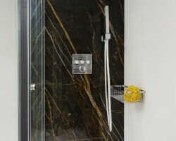 Baño moderno con piedra gris oscuro veteada en beig