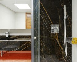Baño moderno con piedra gris oscuro veteada en beig